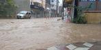 5 dakikalık sağanak yağış Edremit sokaklarını felç etti!