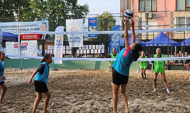 Gölcük Belediyesi’nin yaz sporları etkinlikleri kapsamında geleneksel olarak düzenlenen Plaj Voleybolu Turnuvası bu yıl da rekor katılımla başladı – SPORT