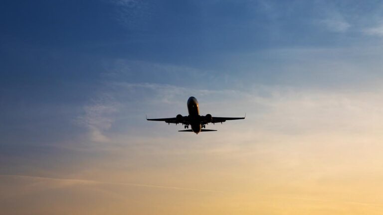 Rusya'nın Mineralniye Vody kentine gidecek Azerbaycan uçağı, hava sahasının kapalı olması nedeniyle geri döndü