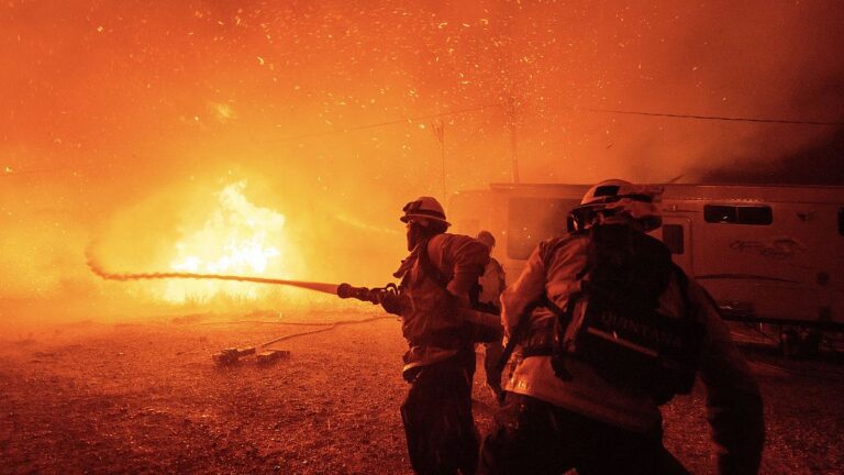 Kaliforniya’daki yangın müdahaleleri devam ederken yağmurlar toksik kül riskini taşırken