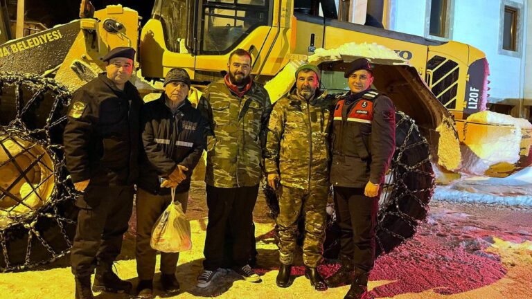 Karının 2 metreyi aştığı platoda 3 kişi engellendi