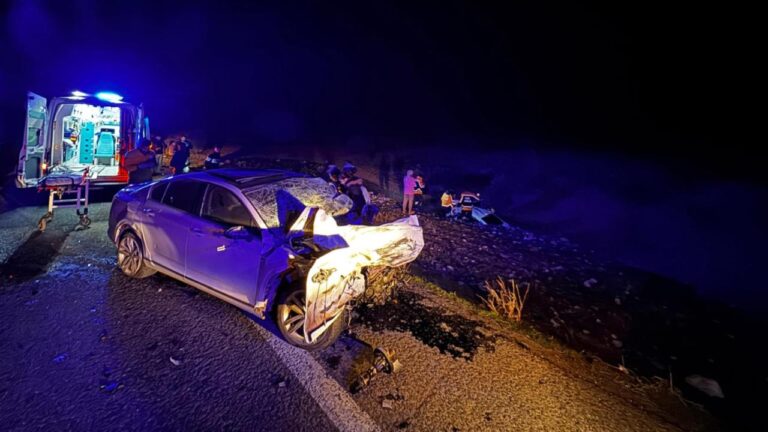 Şanliurfa’da iki araba çarpıştı: 4 ölü