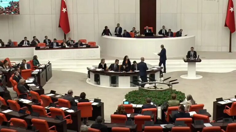 Büyük Ulusal Meclis’teki gerilim … Birlik askıya alındı: “Kanepeye bağırmayın, dışarı çık!” – Siyaset haberlerini kırmak