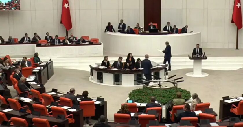 Büyük Ulusal Meclis’teki gerilim … Birlik askıya alındı: “Kanepeye bağırmayın, dışarı çık!” – Siyaset haberlerini kırmak