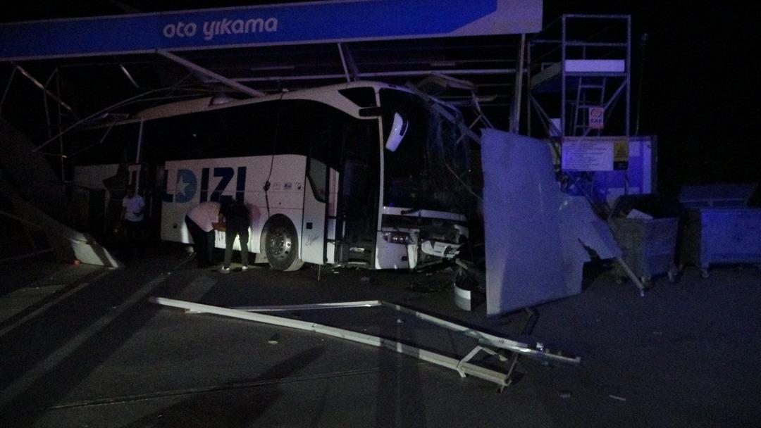 Malatya'da kontrolden çıkmış olan yolcu otobüsü kendini yakıt ikmal istasyonuna daldırdı! Birçok yaralı var 3