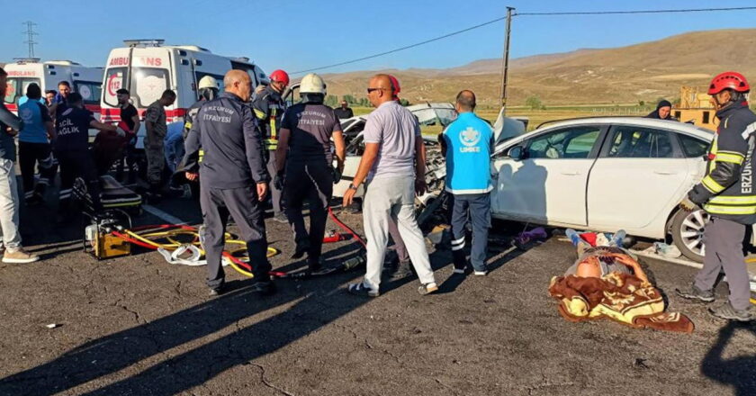 İki araç çarpıştı.