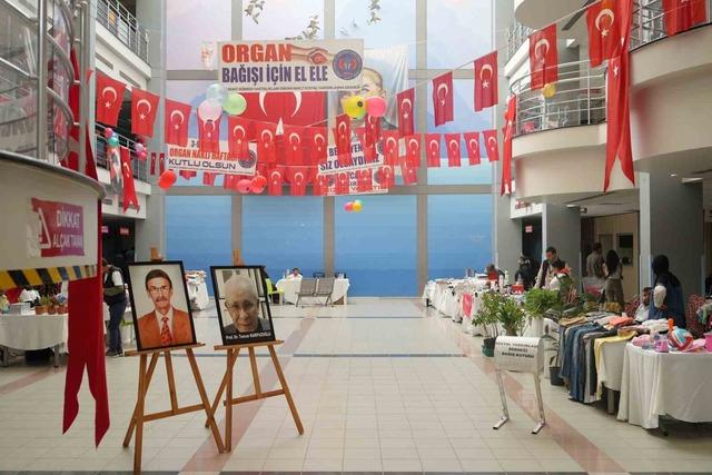 Babası ve kız kardeşinden aldığı böbreklerle 48 yıldır yaşıyor.