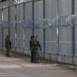 Polonya, yasadışı göçmenlere karşı önlem almak için Belarus sınırına yeni bir bariyer inşa edecek