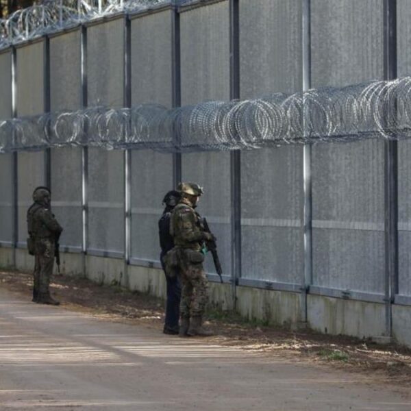 Polonya, yasadışı göçmenlere karşı önlem almak için Belarus sınırına yeni bir bariyer inşa edecek