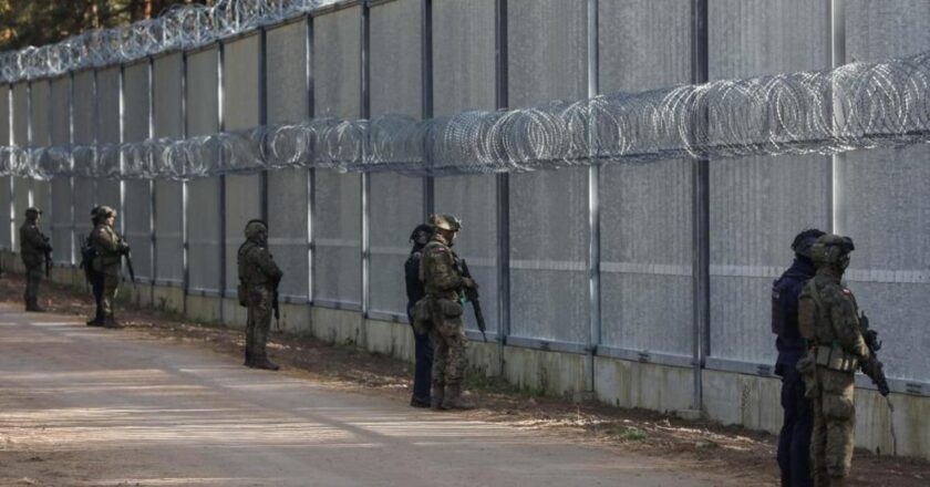 Polonya, yasadışı göçmenlere karşı önlem almak için Belarus sınırına yeni bir bariyer inşa edecek