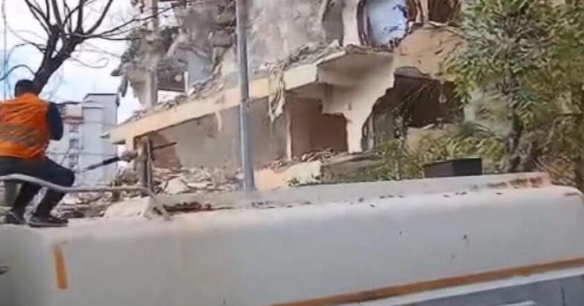 Bağcılar’da Yıkım Sırasında 8 Katlı Bina Çöktü, İzleyiciler Hayatlarını Kurtardı