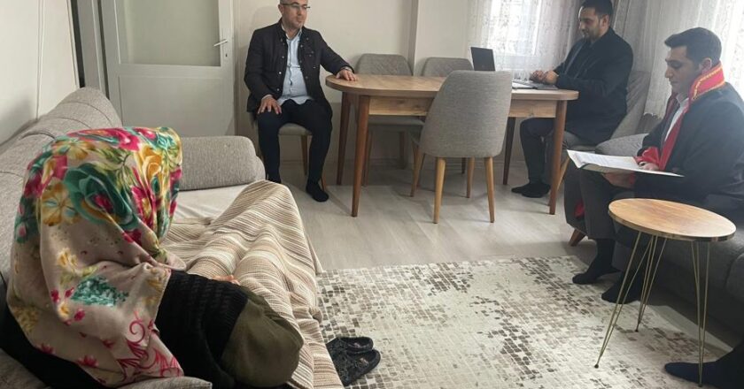 Mahkeme Evin Salonu’na Taşındı: Hakim ve Zabıt Katibi Geldi